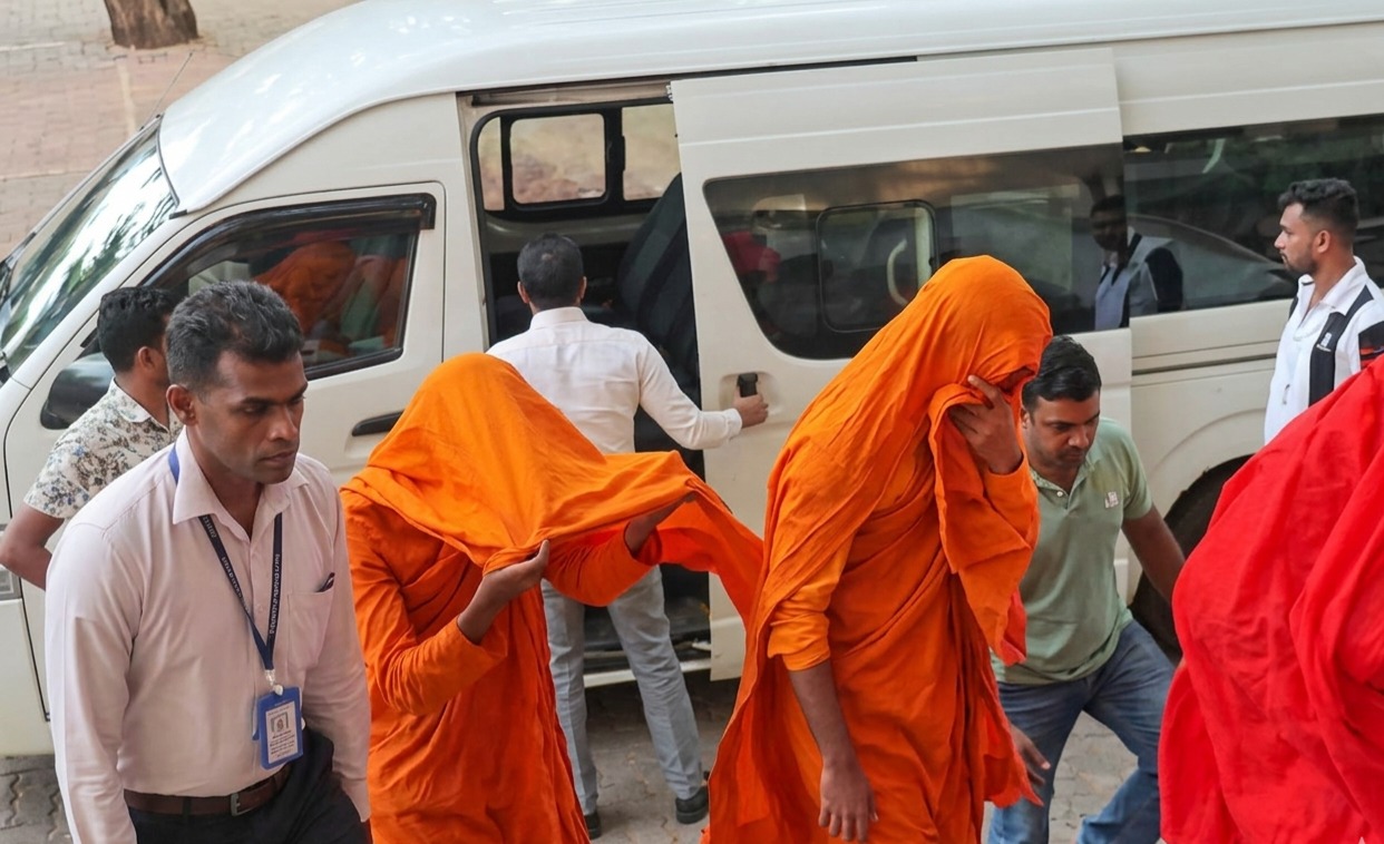 කටුනායකදී  අත්අඩංගුවට ගත් චීවරධාරීන්ට රැඳවුම් නියෝග