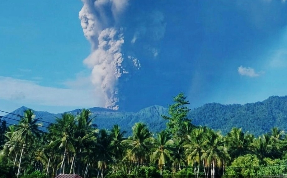 ඉන්දුනීසියාවේ ඩුකෝනෝ ගිනිකන්ද සක්‍රිය වීමෙන් කඳු තරණකරුවන් 3ක් මරුට